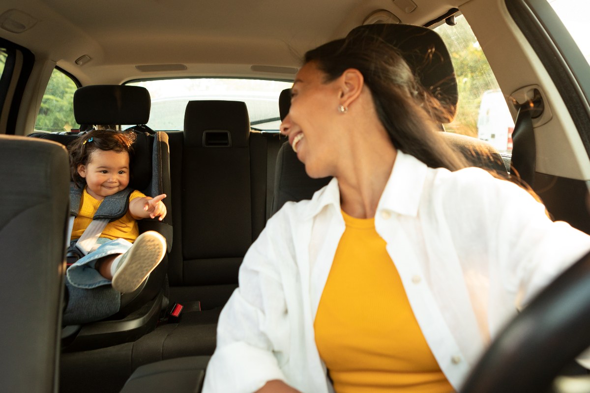 Mamma e figlia in auto.