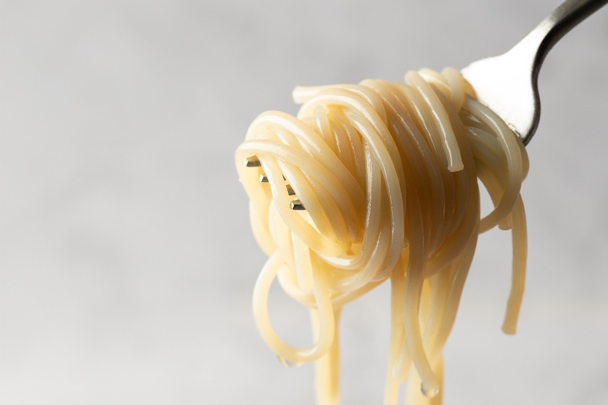 Gli spaghetti arrotolati nella forchetta argento
