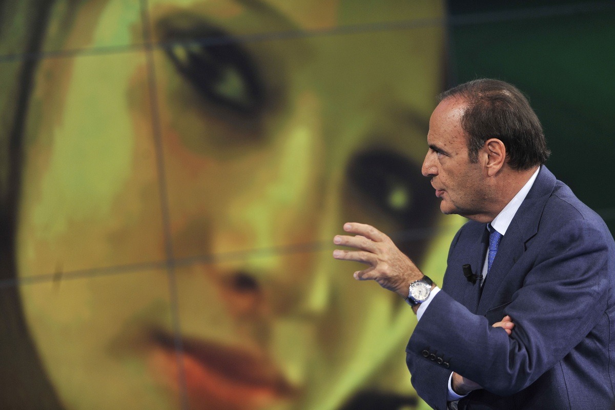 Bruno Vespa con alle spalle l’immagine di Sarah Scazzi a Porta a Porta