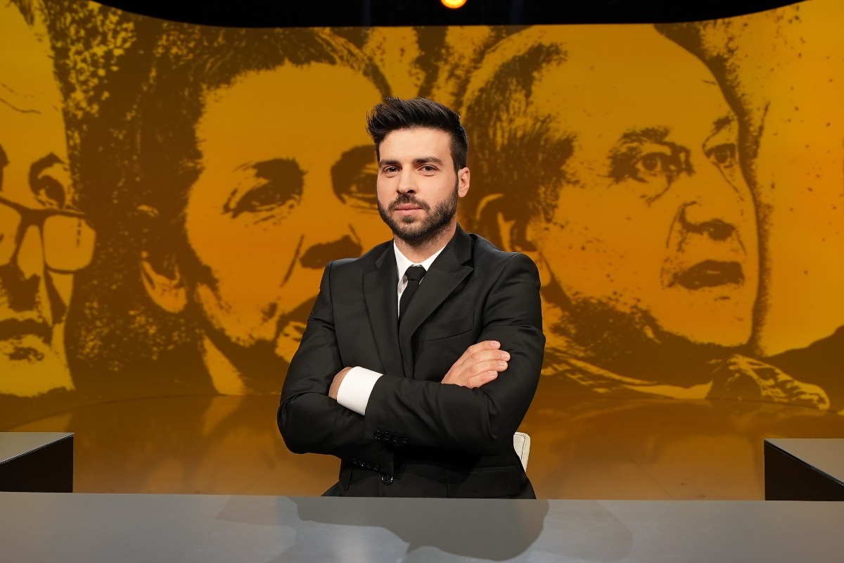 Max Andreetta, in primo piano il giornalista ed inviato de "Le Iene" - Le Iene intervistano Olindo della Strage di Erba
