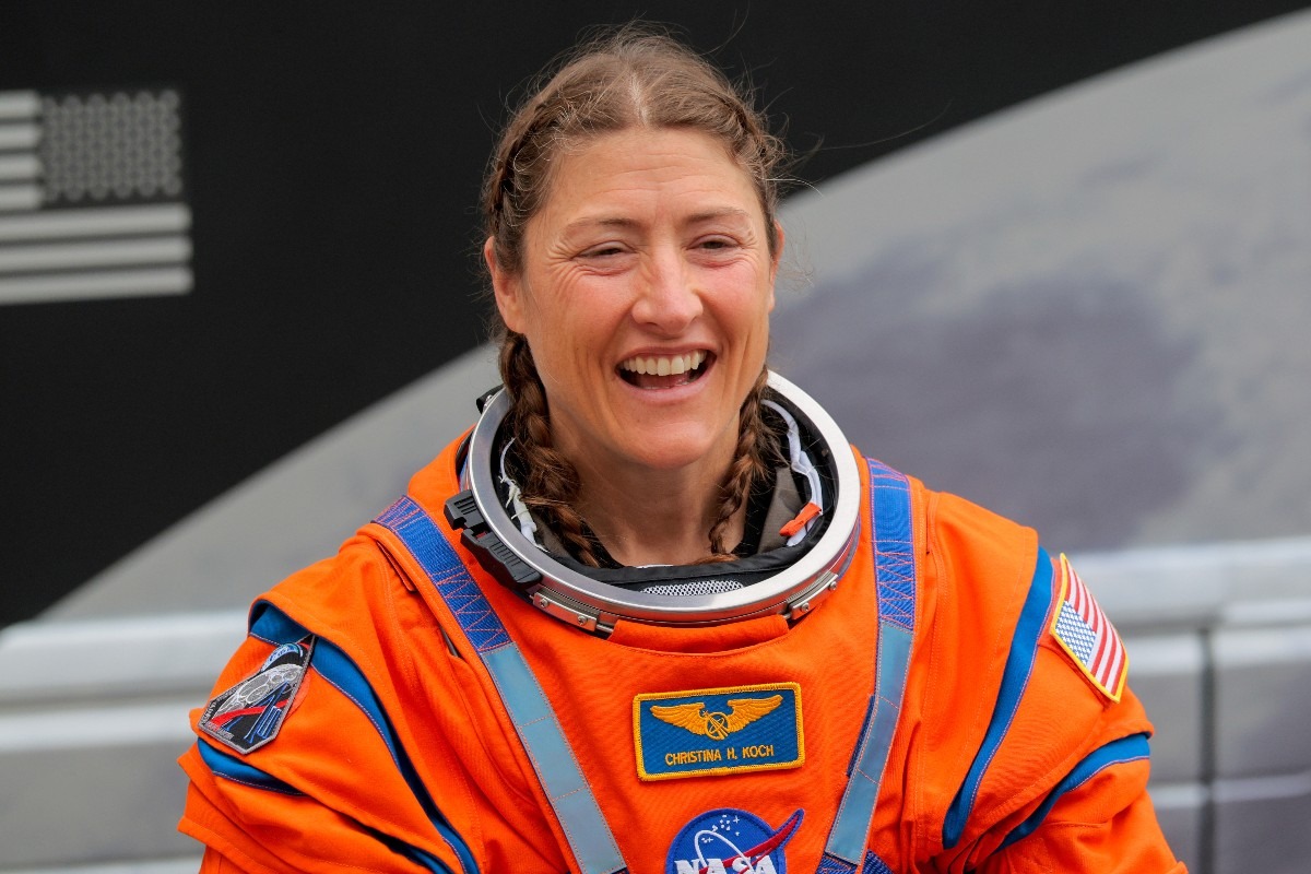 Christina Koch esce dal Neil A. Armstrong Operations and Checkout Building prima del lancio di Artemis II al Kennedy Space Center della NASA