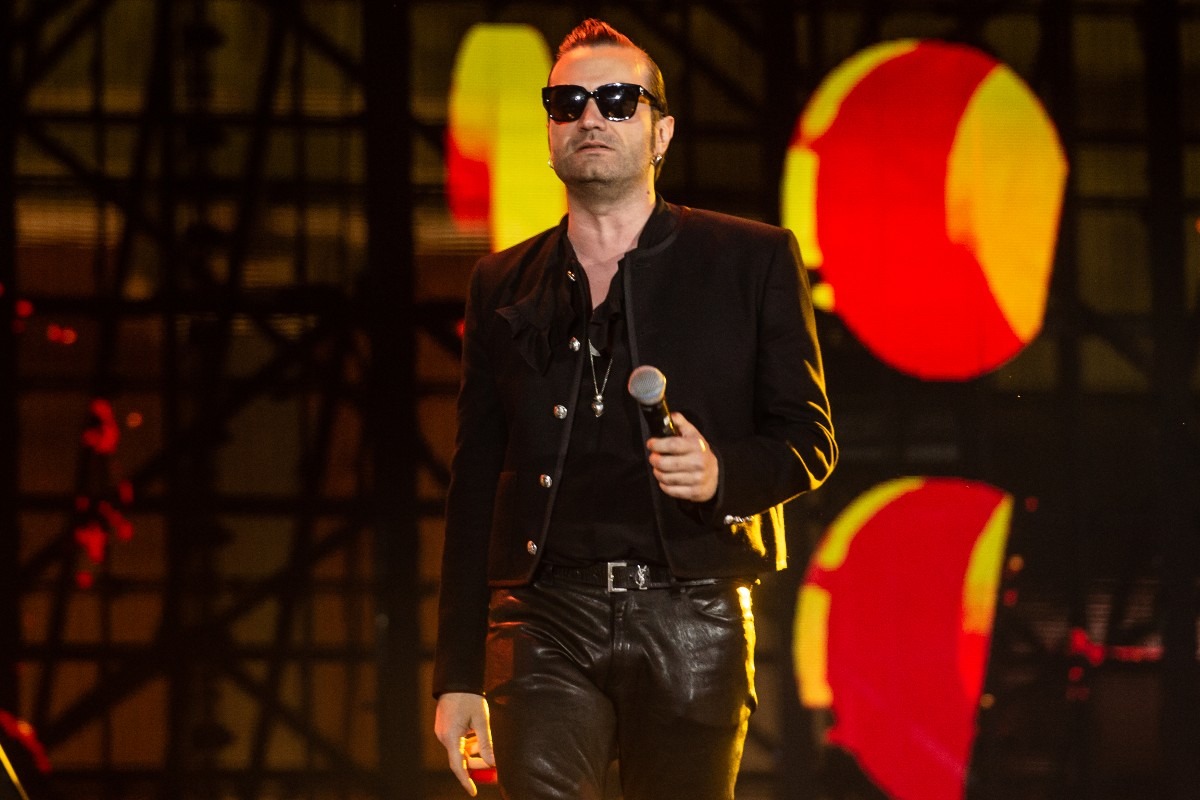 Davide Petrella, in arte Tropico, si esibisce durante il tour estivo “Kiss Kiss Way” di Radio Kiss Kiss