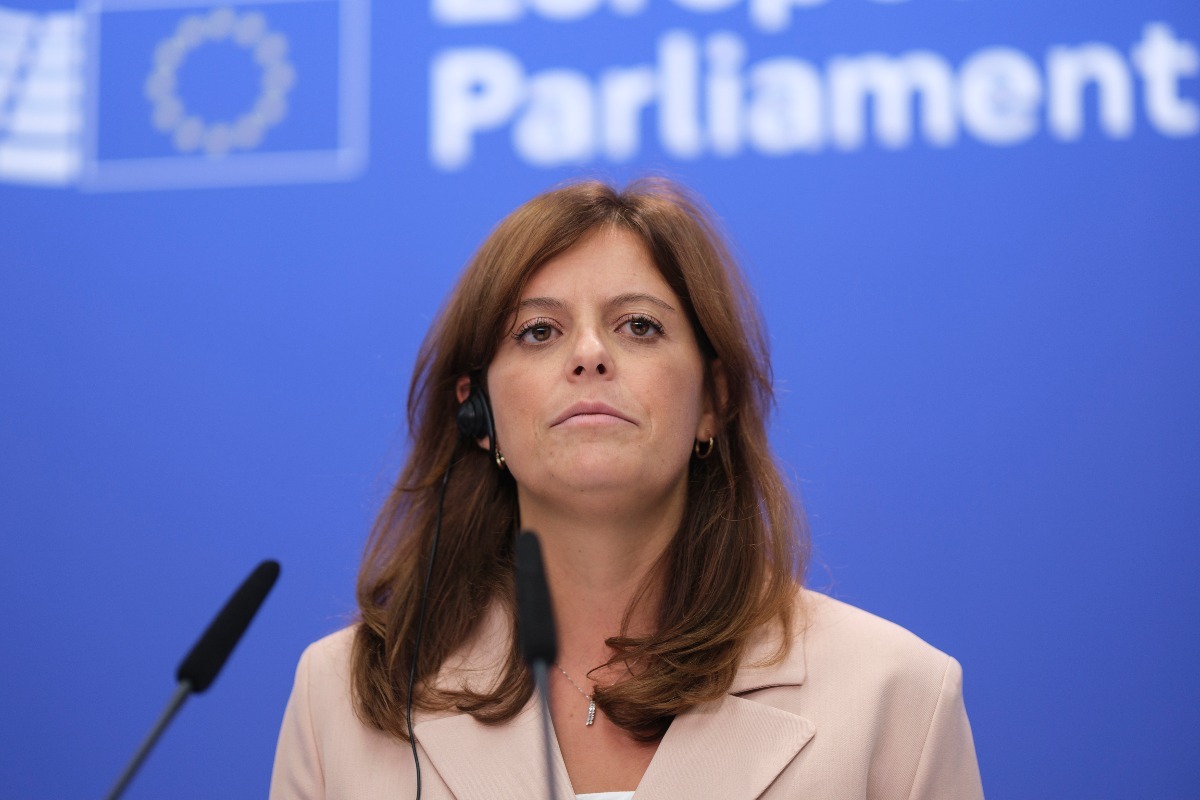 Ilaria Salis parla con i media al Parlamento Europeo, 24 settembre 2025, Bruxelles, Belgio (Foto di Thierry Monasse/Getty Images)