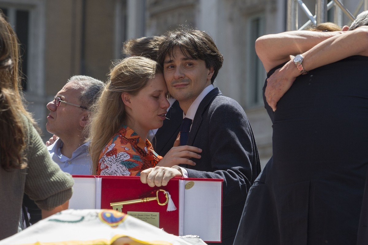 Laura Hart e Matteo Angioli alla cerimonia funebre laica dell'onorevole politico radicale Giacinto Marco Pannella, Piazza Navona, 21 maggio 2016, Roma, Italia. (Foto di Primo Barol/Anadolu Agency/Getty Images)