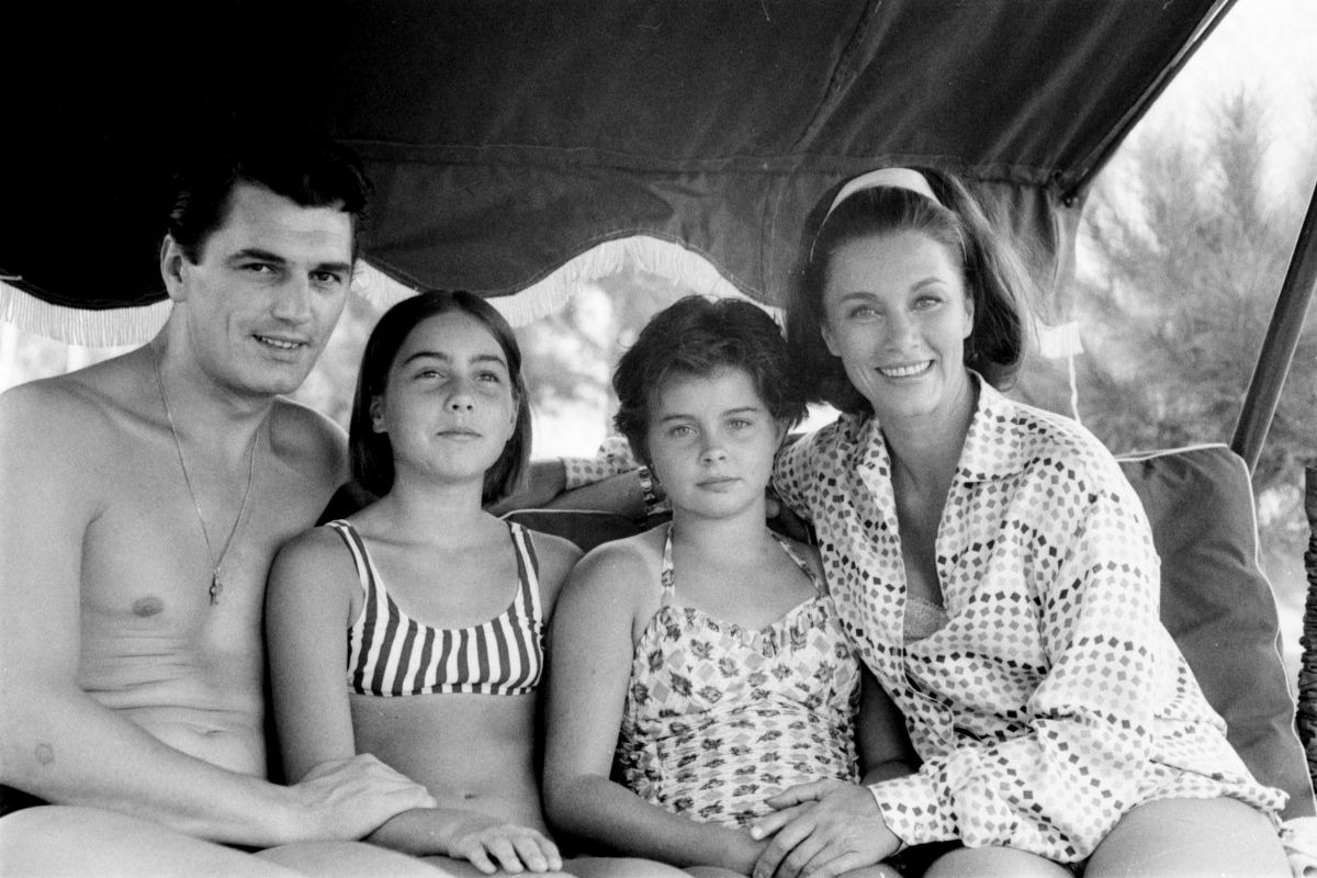 Linda Christian posa con le figlie Romina (a sinistra), Taryn e Edmund Purdom, 12 agosto 1964, Madrid, Spagna. (Foto di Gianni Ferrari/Cover/Getty Images)