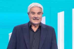 Pino Insegno posa durante la registrazione del programma "Reazione a Catena"
