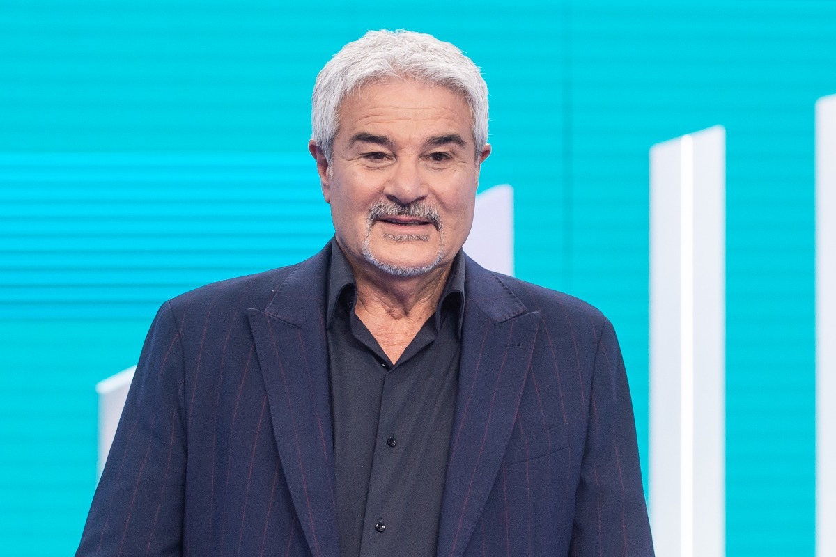 Pino Insegno posa durante la registrazione del programma "Reazione a Catena"