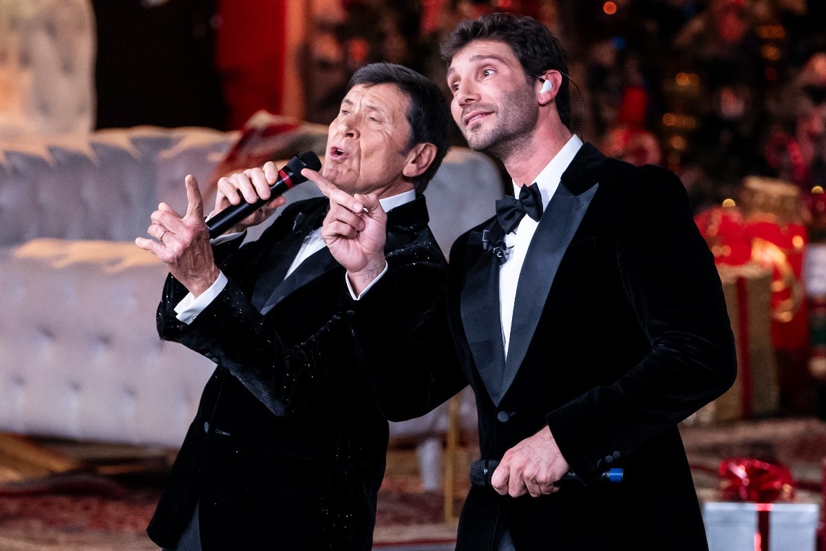 Il conduttore Stefano De Martino e il cantante Gianni Morandi partecipano alla cena di Natale organizzata da Antonella Clerici