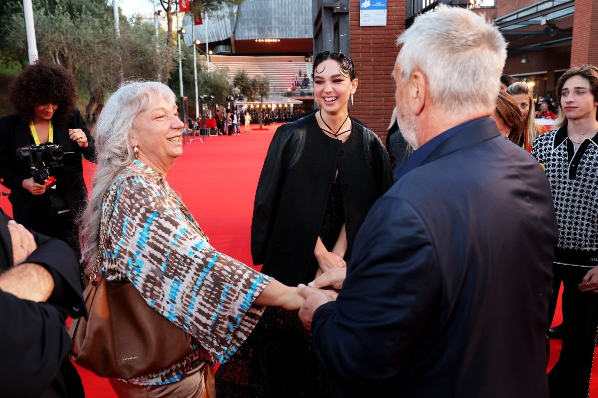 Tania Troilo, Matilda De Angelis e Luc Besson sul red carpet di "Dracula (Dracula – L'Amore Perduto)" durante il 20º Festival del Cinema di Roma, Auditorium Parco Della Musica, 24 ottobre 2025, Roma, Italia. (Foto di Ernesto Ruscio/Getty Images)