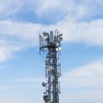 Antenna metallica alta su sfondo di cielo azzurro