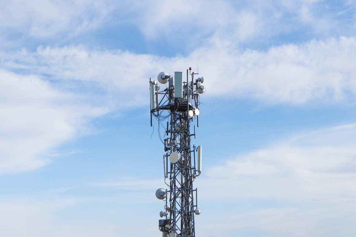 Antenna metallica alta su sfondo di cielo azzurro