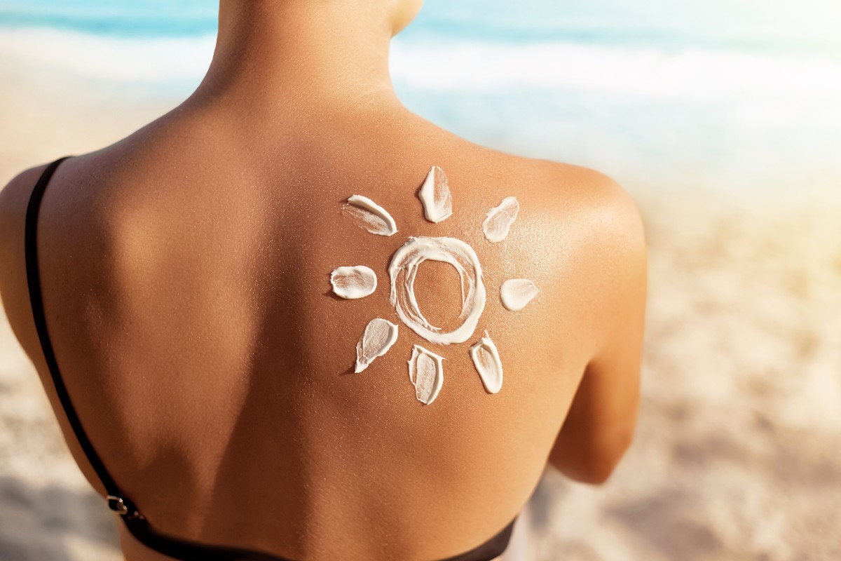 Sole di crema solare sulla spalla.
