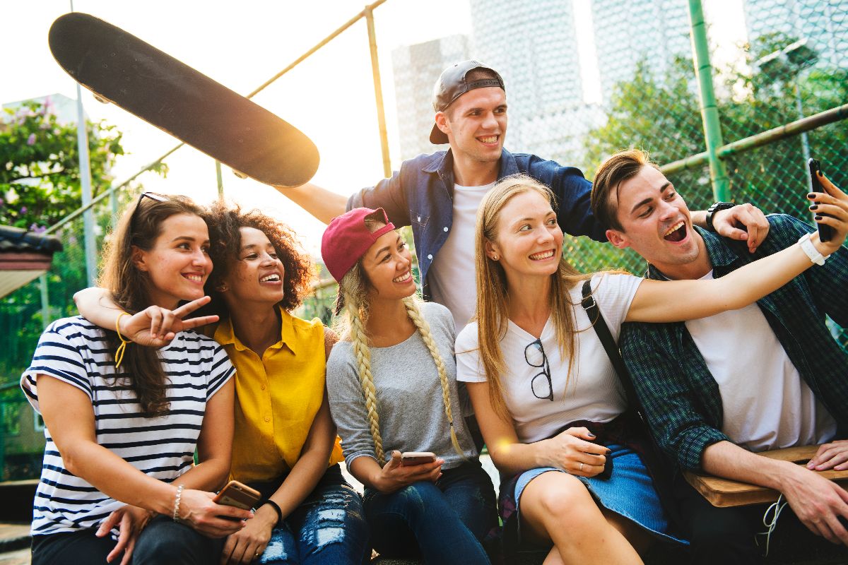 Amici in posa per un selfie scattato con uno smartphone.