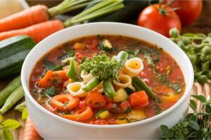 Un piatto bianco di minestrone di verdure
