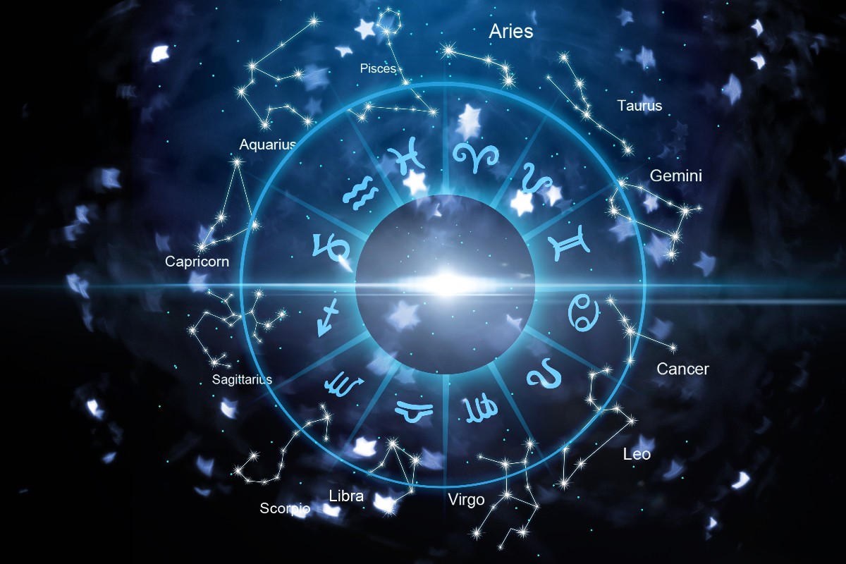 Rappresentazione dei segni zodiacali su uno sfondo di cielo notturno.