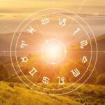 Rappresentazione dei segni zodiacali su uno sfondo di cielo al tramonto.