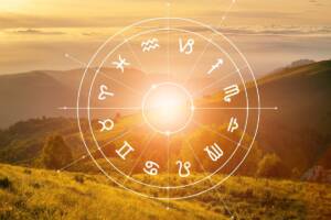 Rappresentazione dei segni zodiacali su uno sfondo di cielo al tramonto.