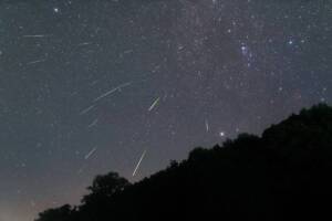 Meraviglioso sciame meteorico delle Perseidi in un cielo notturno