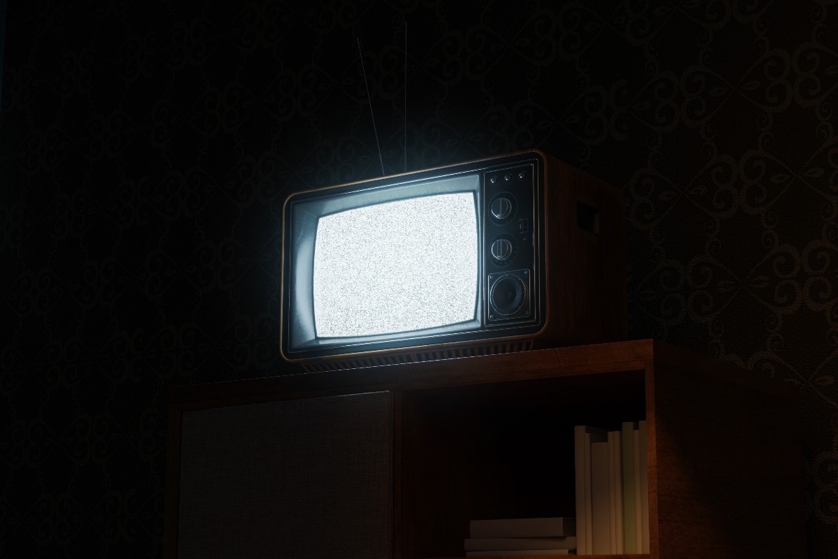 Una TV accesa nella penombra
