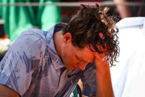 Jannik Sinner durante il secondo turno del Roland Garros, singolare maschile, si ferma e si siede a causa di un malore provocato dal caldo intenso