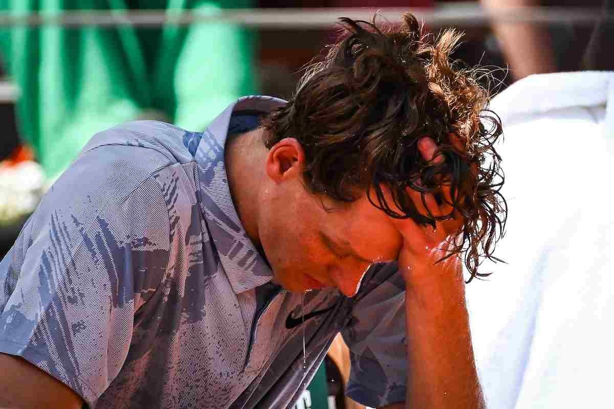 Jannik Sinner durante il secondo turno del Roland Garros, singolare maschile, si ferma e si siede a causa di un malore provocato dal caldo intenso