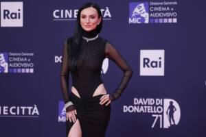 Arisa sfila sul red carpet della 71esima edizione dei David di Donatello