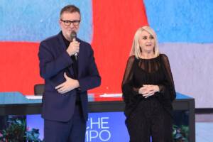 Fabio Fazio e Luciana Littizzetto conducono il programma “Che Tempo Che Fa” negli studi Nove