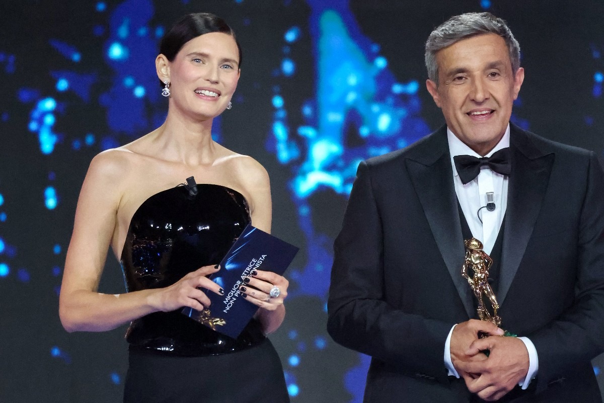 Bianca Balti e Flavio Insinna parlano sul palco durante la 71ª edizione dei David di Donatello