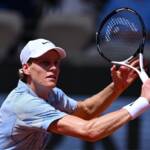 Jannik Sinner impegnato al Roland Garros