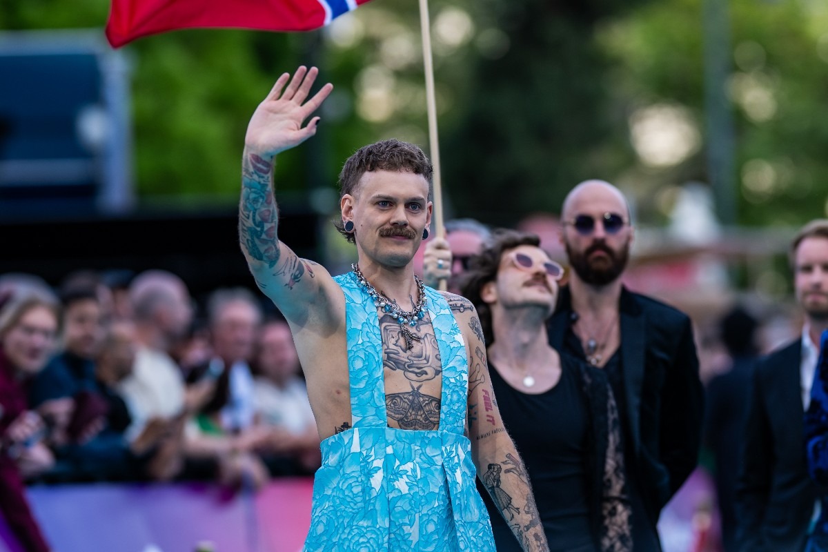 Jonas Lovv, rappresentante della Norvegia, sfila sul Turquoise Carpet durante la cerimonia d’apertura del 70° Eurovision Song Contest.