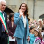 Kate Middleton saluta accanto al sindaco di Reggio Emilia Marco Massari al suo arrivo in municipio durante la prima giornata della visita in città