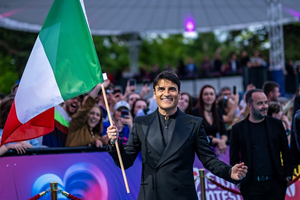 Sal Da Vinci, rappresentante dell’Italia, sfila sul Turquoise Carpet del 70° Eurovision Song Contest