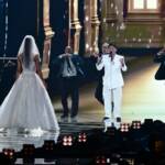 Sal Da Vinci si è esibito all’Eurovision 2026 con Marcello Sacchetta e Francesca Tocca, vestita da sposa sul palco.