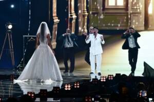 Sal Da Vinci si è esibito all’Eurovision 2026 con Marcello Sacchetta e Francesca Tocca, vestita da sposa sul palco.