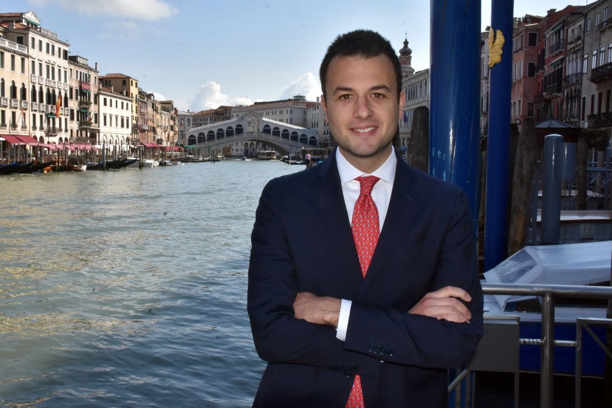 Simone Venturini, posa durante un’intervista esclusiva a Venezia