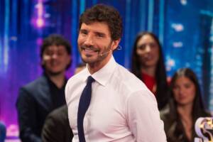 Stefano De Martino alla conduzione della sesta puntata di “Stasera tutto è possibile” su Rai 2