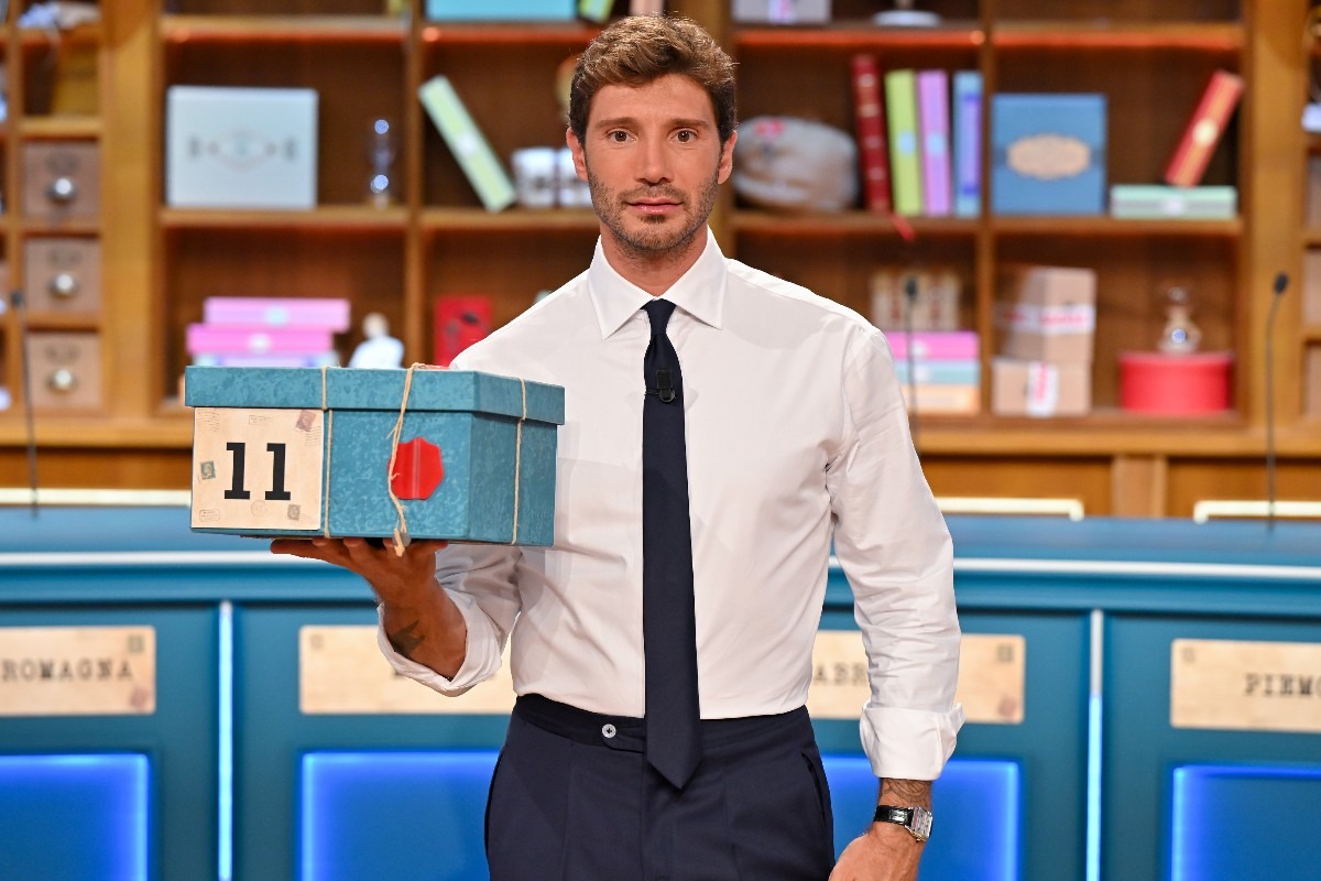Stefano De Martino durante la conduzione di Affari Tuoi.