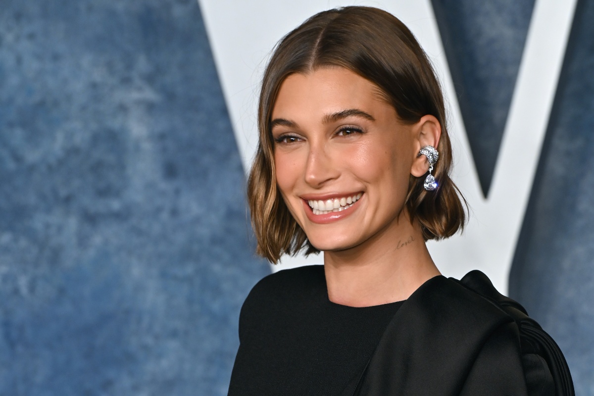 Hailey Bieber sul red carpet del Vanity Fair Oscar Party nel 2023.