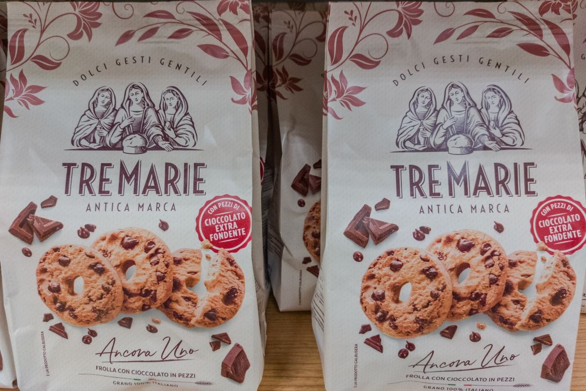 Una foto delle confezioni di biscotti Le Tre Marie esposte all’interno di un negozio di alimentari. Roma, 7 luglio 2025