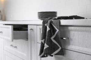 Un canovaccio bianco e nero sulla cucina
