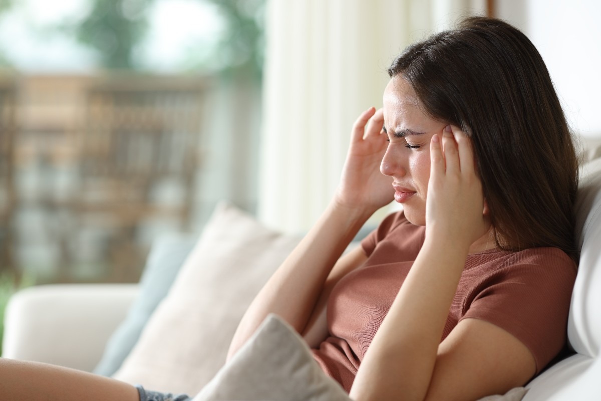 Una donna con l'emicrania