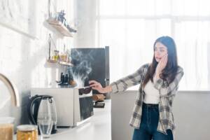 Il microonde rotto da cui esce del fumo