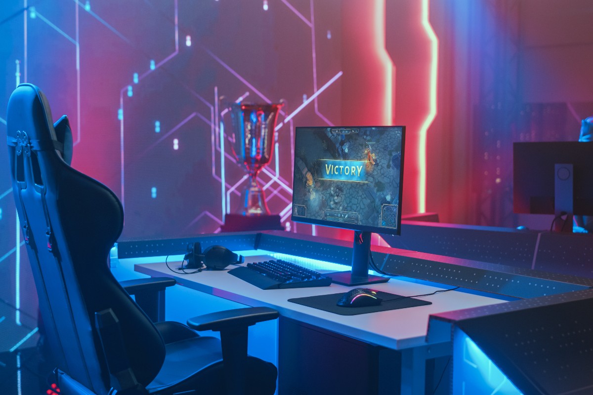 Setup da gioco moderno con computer fisso.