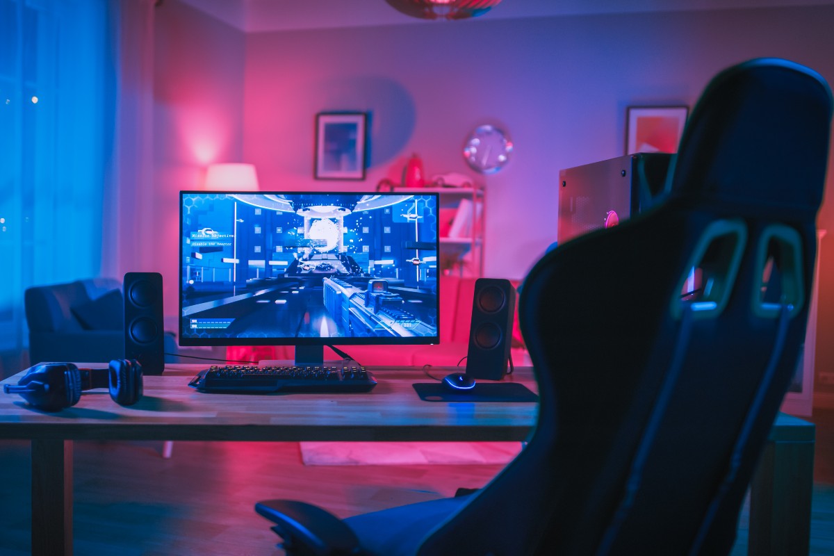 Una postazione da gaming completa con PC.
