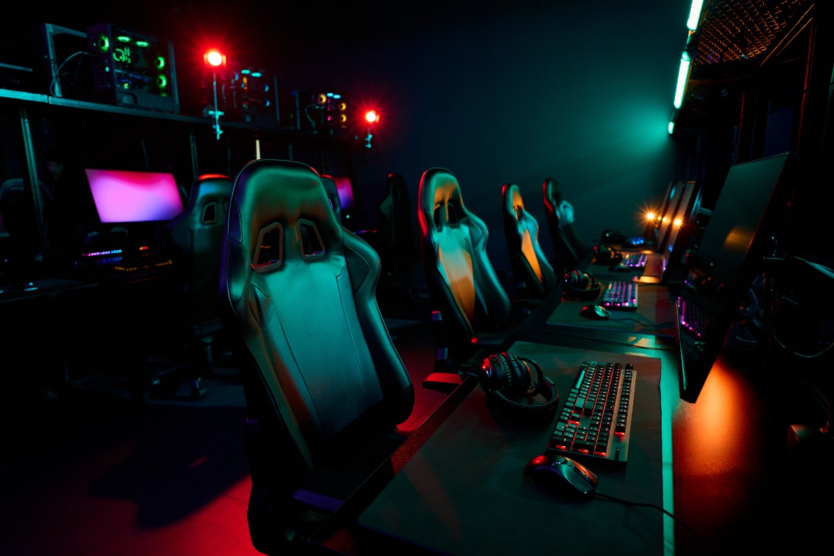 Una sala attrezzata con diverse postazioni da PC gaming.