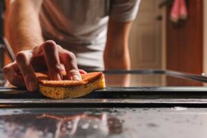 Una donna pulisce il forno