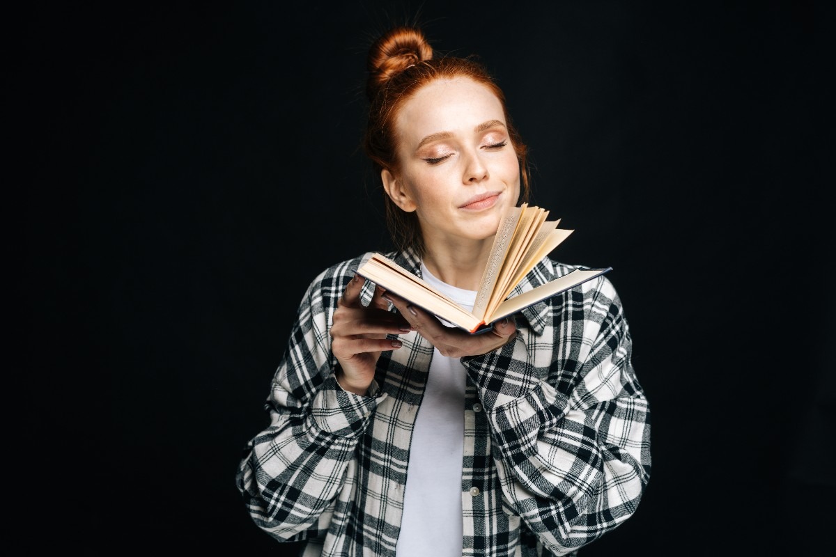 Ragazza annusa un libro