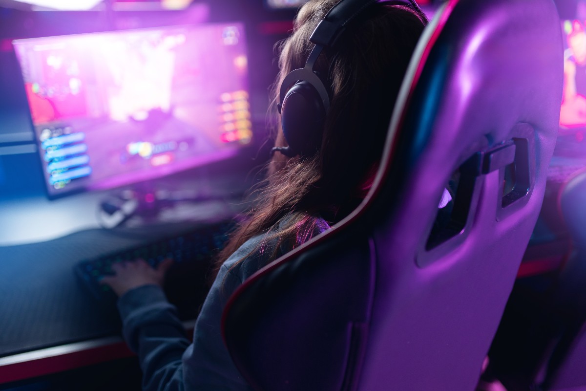 Una ragazza che gioca al PC da gaming.