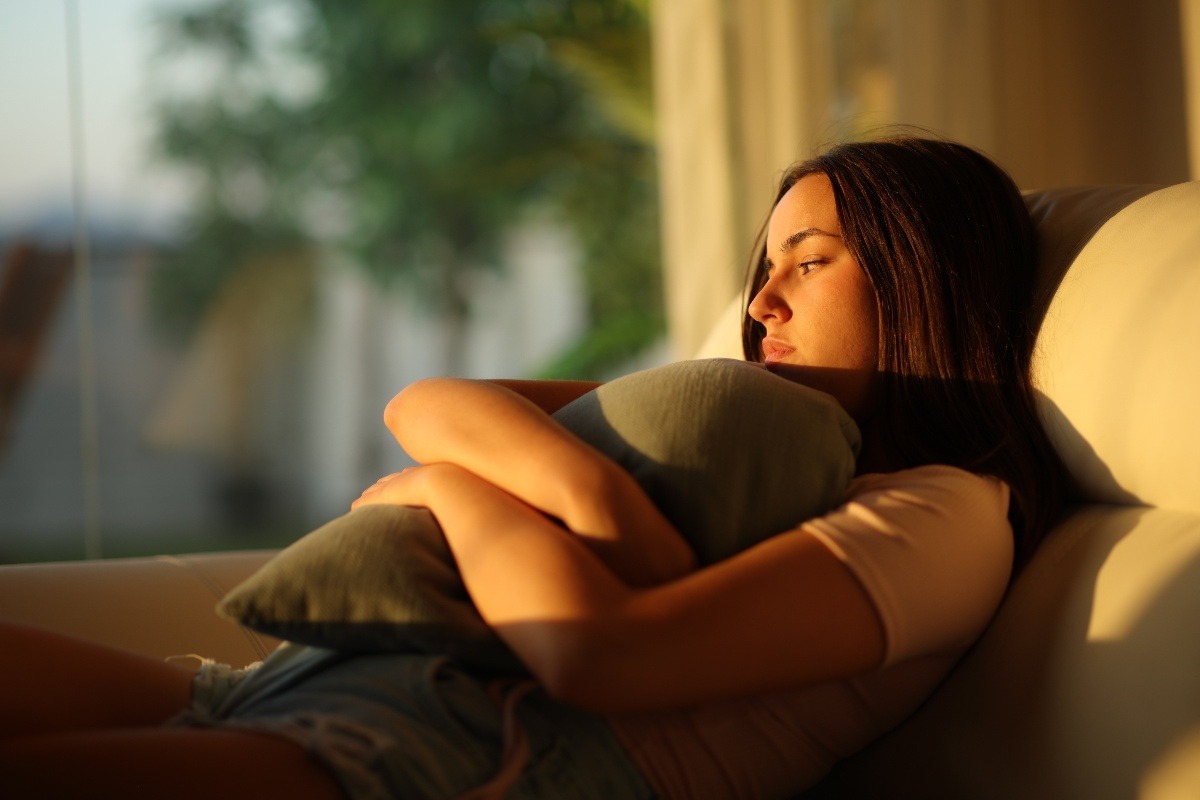 Ragazza triste al tramonto