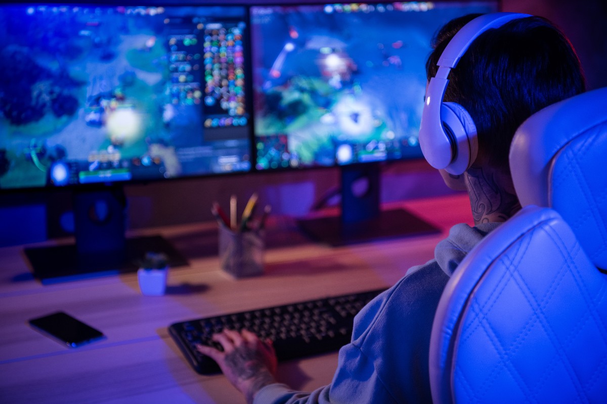Un ragazzo che gioca al PC da gaming.